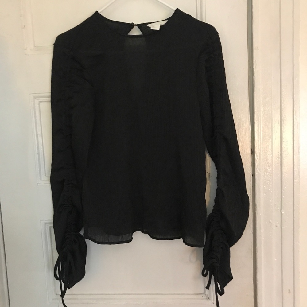 Blouse with string sleeves